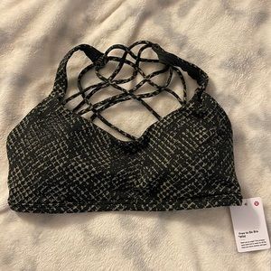 Lululemon free to be wild size 6